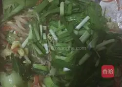 Illustration of how to make spring pancakes and rolls with vegetables 14