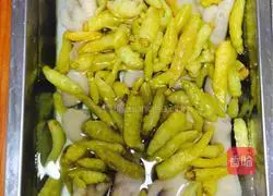 Illustration of making homemade pickled pepper chicken feet 4