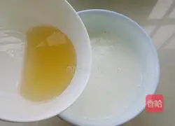 Illustration of how to make yogurt mousse cup 7