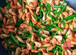 Illustration of how to stir-fry river shrimps with chives and moss 12