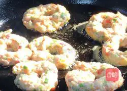 Illustration of how to make colorful shrimp rings 12
