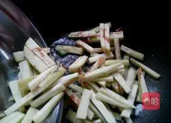 Illustration of how to stir-fry eggplant shreds with pepper 5