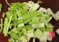 Illustration of how to make fried squid and celery 1