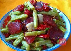 Illustration of how to make sausage and stir-fried green beans 10