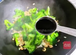 Illustration of how to make stir-fried broccoli with scallops and shrimps 9