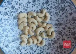 Illustration of how to stir-fry celery with lily and prawns 7