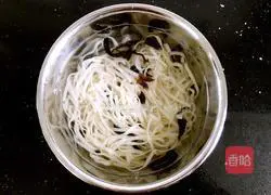 Illustration of how to make strange-flavored chicken shredded cold noodles 8