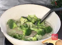 Saute broccoli Illustration of how to make shrimps 5