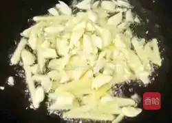 Illustration of how to stir-fry scallops with bean paste 12