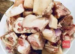 Illustration of how to make pig's feet and ginger vinegar 6