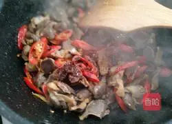 Illustration of how to stir-fry chicken gizzards 8