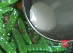 Illustration of how to make fried snow peas with preserved meat 8