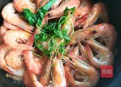 Illustration of how to make shrimps baked in red wine and salt 4