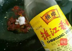 Illustration of how to make authentic Northeastern spicy shredded pork 9