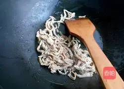 Illustration of how to stir-fry shredded pork with pickled mustard 3