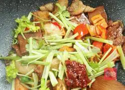 Illustration of Stir-fried twice-cooked pork with dried celery and red pepper 5