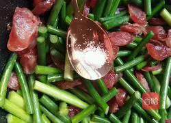 Illustration of how to stir-fry sausage with garlic 5