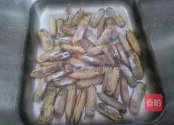 Illustration of how to make steamed razor clams with minced garlic 2