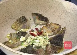 Illustration of how to cook fish cubes with fungus 5