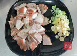 Illustration of stir-fried elbow pork with pepper 1