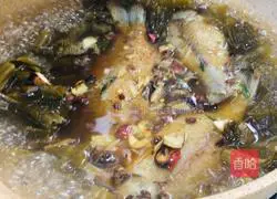 Illustration of how to stew crucian carp with pickled cabbage 8