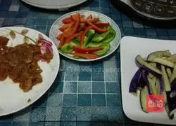 Illustration of how to make shredded pork and fried eggplant 1