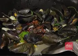 Illustration of how to stir-fry sea melon seeds 7