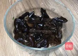 Illustration of how to cook fish cubes with fungus 2