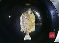 Illustration of how to make pan-fried golden drum fish 10