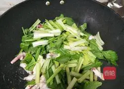 Illustration of how to make fried squid with celery 12