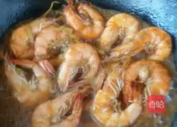 Illustration of how to make braised prawns with less oil 6