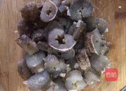 Illustration of how to stir-fry sea cucumber with green onion 4