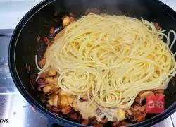 Illustration of how to make Italian bacon and mushroom cream noodles 5