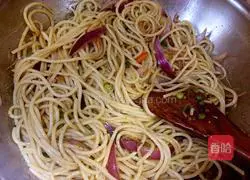 Illustration of how to make black pepper beef fillet pasta 9