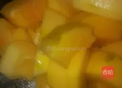 Illustration of how to make papaya, tremella and lotus seed soup 3