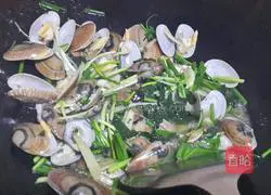 Illustration of how to make stir-fried basil with perilla 9