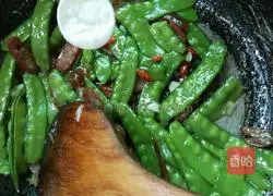 Illustration of how to make fried snow peas with preserved meat 9