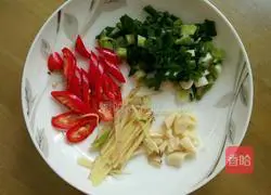 Illustration of making spicy and sour potato shreds 2