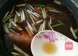 Illustration of how to cook pork trotters in rice cooker sauce 13