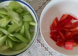 Illustration of how to make fried shrimps with celery and ginkgo 3