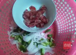 Illustration of how to make shrimp pizza 3