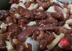 Illustration of how to make mutton stir-fried with green onions 2