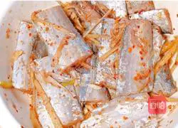 If you want to cook hairtail well, you must have a unique marinating secret recipe.The best way to eat hairtail is to make crispy hairtail.Illustration 9