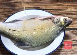 Illustration of how to stew Wuchang fish with sauerkraut 2