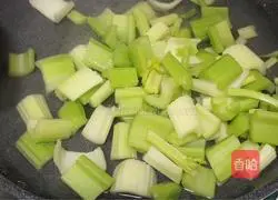 How to stir-fry squid with celery Illustration 3