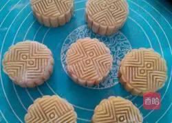 Cantonese Lotus Seed Mooncake Recipe Illustration 5