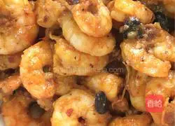 Illustration of how to stir-fry shrimps with bean drum chili sauce 2