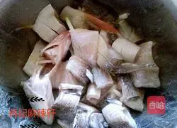 Illustration of how to make wild boiled fish with vine pepper 1