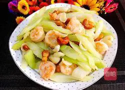 Illustration of how to stir-fry celery, lily, cashew and shrimp 10