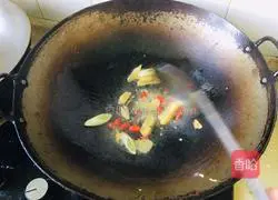 Illustration of how to make shredded squid with pickled pepper 6